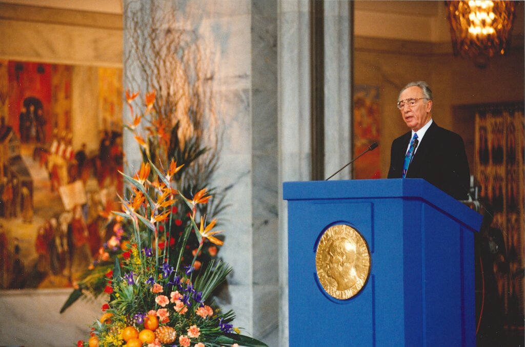 Shimon Peres delivering his Nobel Prize lecture