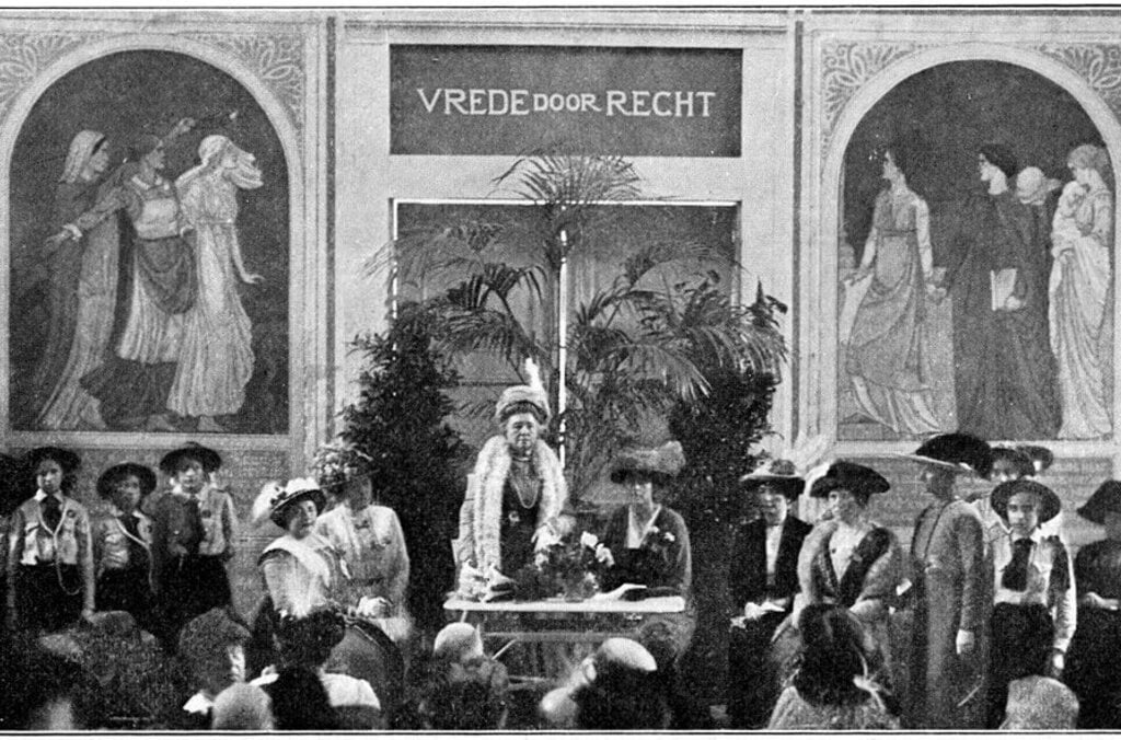 Bertha von Suttner giving a lecture, 1913