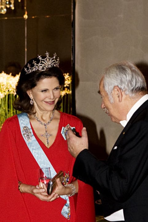 Her Majesty Queen Silvia and Peter GrÃ¼nberg at the Nobel Banquet
