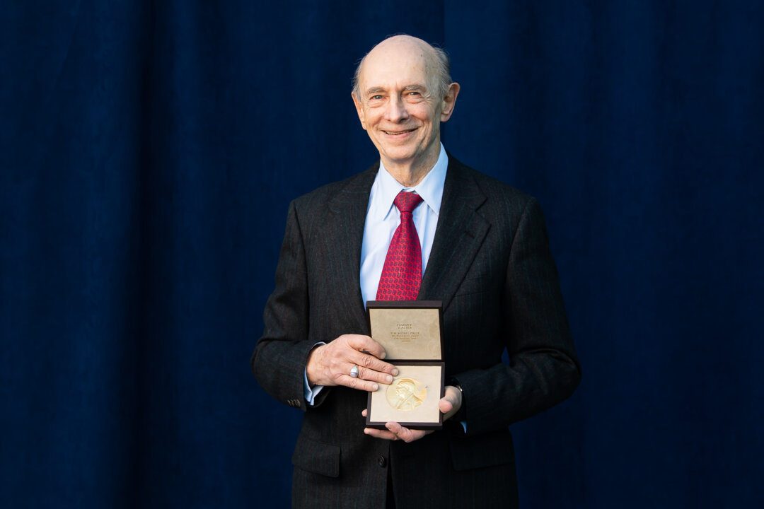 Hervey J. Alter receiving his Nobel Prize
