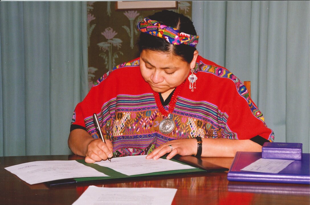 Rigoberta Menchú Tum signing protocol