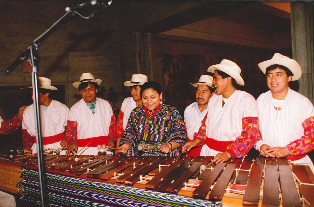 Rigoberta Menchú with artists