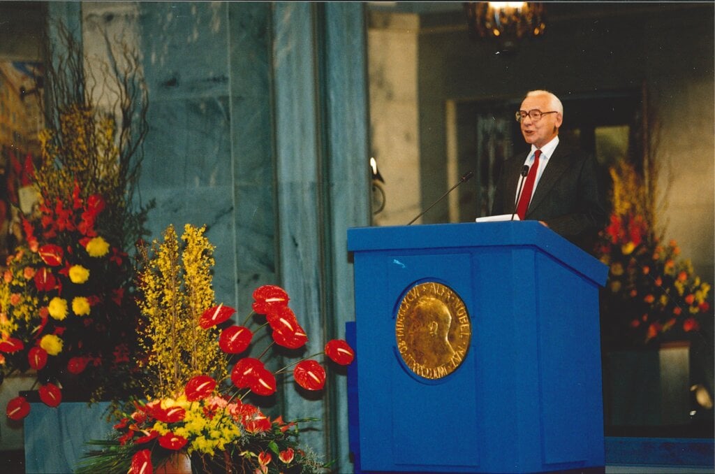 Joseph Rotblat delivering his Nobel Peace Prize lecture