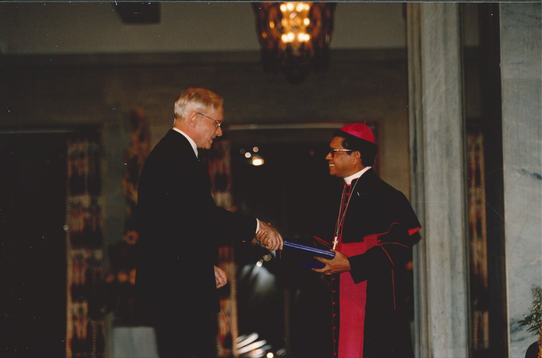 Carlos Filipe Ximenes Belo receiving his Nobel Prize