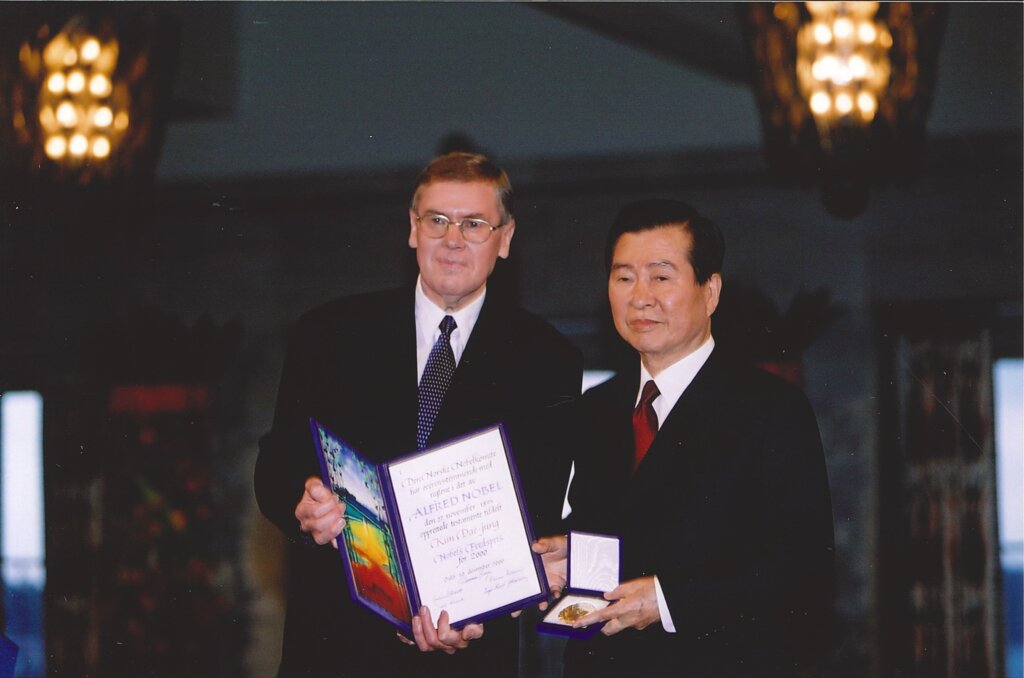 Kim Dae-jung showing his Nobel Prize medal and diploma