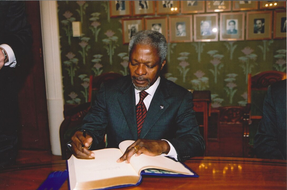 Kofi Annan signing the guest book