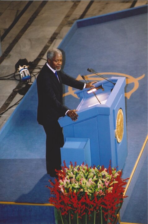 Kofi Annan giving his Nobel Lecture.