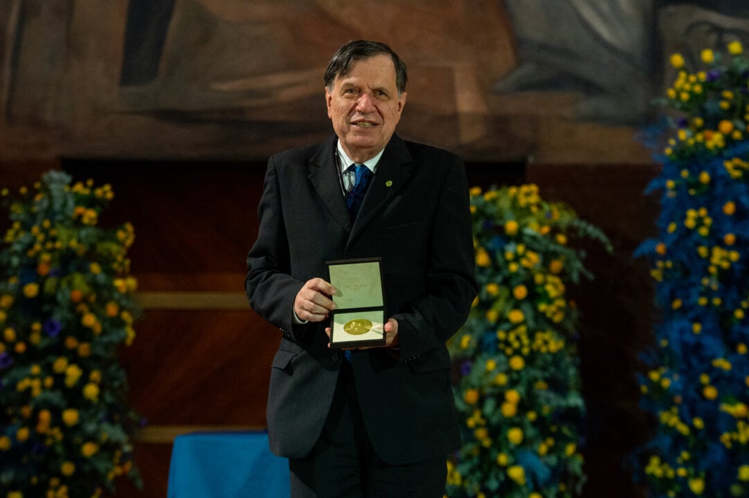 Giorgio Parisi receiving his Nobel Prize medal and diploma