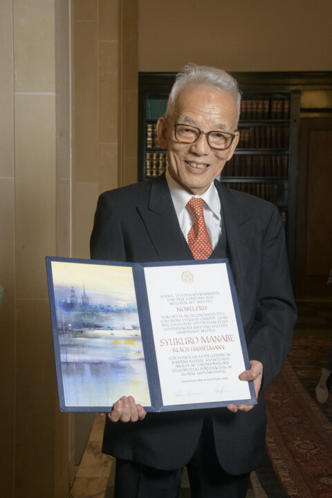 Syukuro Manabe receiving his Nobel Prize medal and diploma