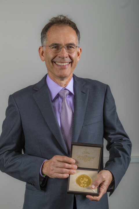 Guido Imbens with his prize in economic sciences