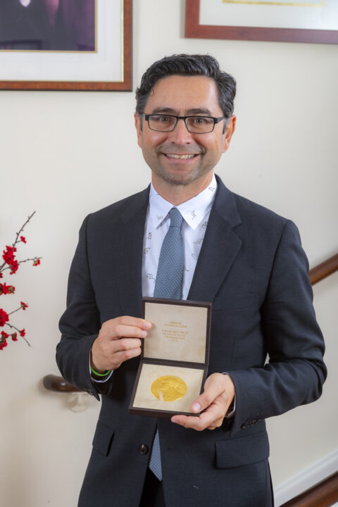 Ardem Patapoutian receiving his Nobel Prize medal