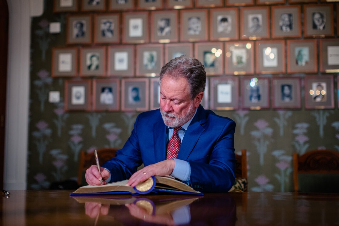 David Beasley signs the guest book