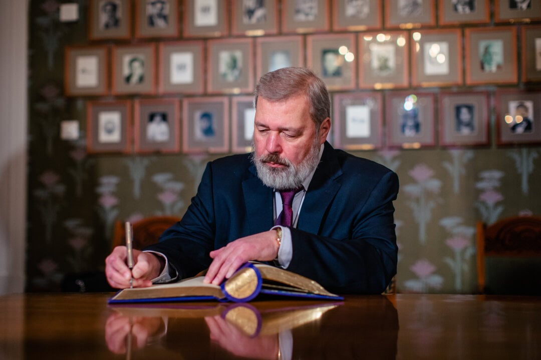 Dmitry Muratov signing the guest book