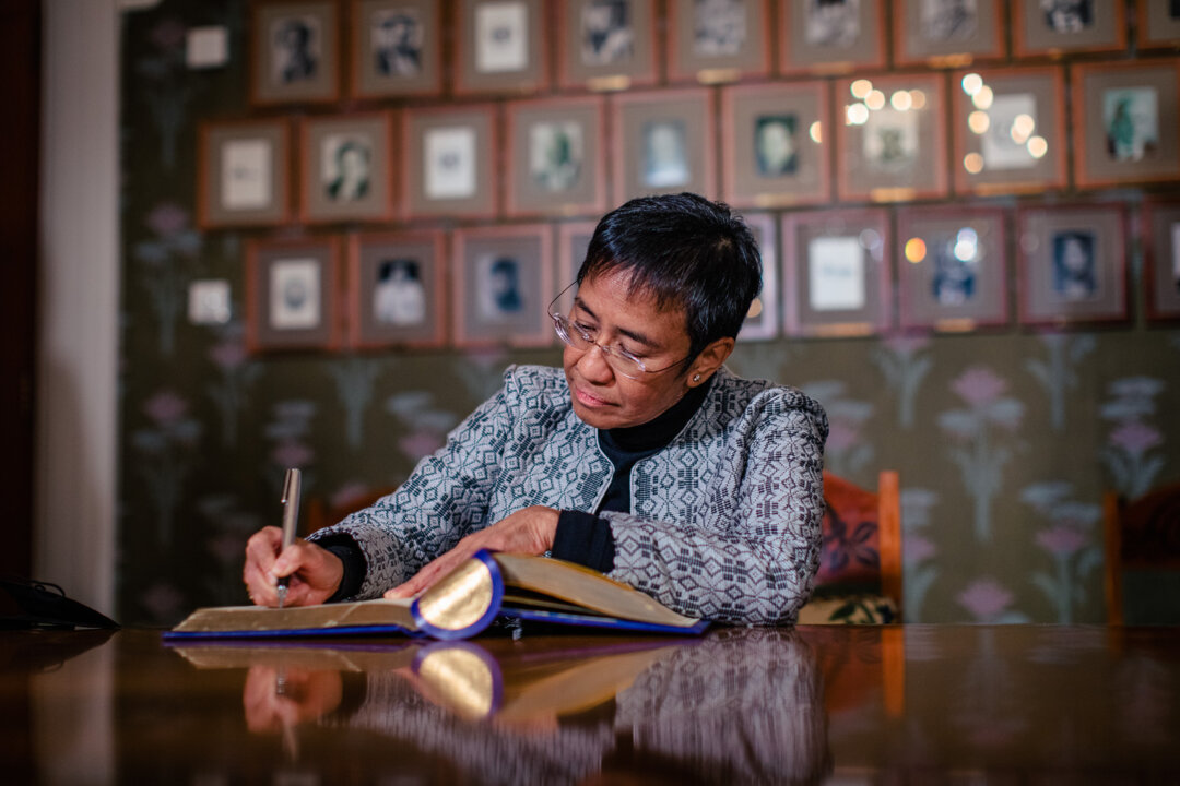 Maria Ressa signing the guest book