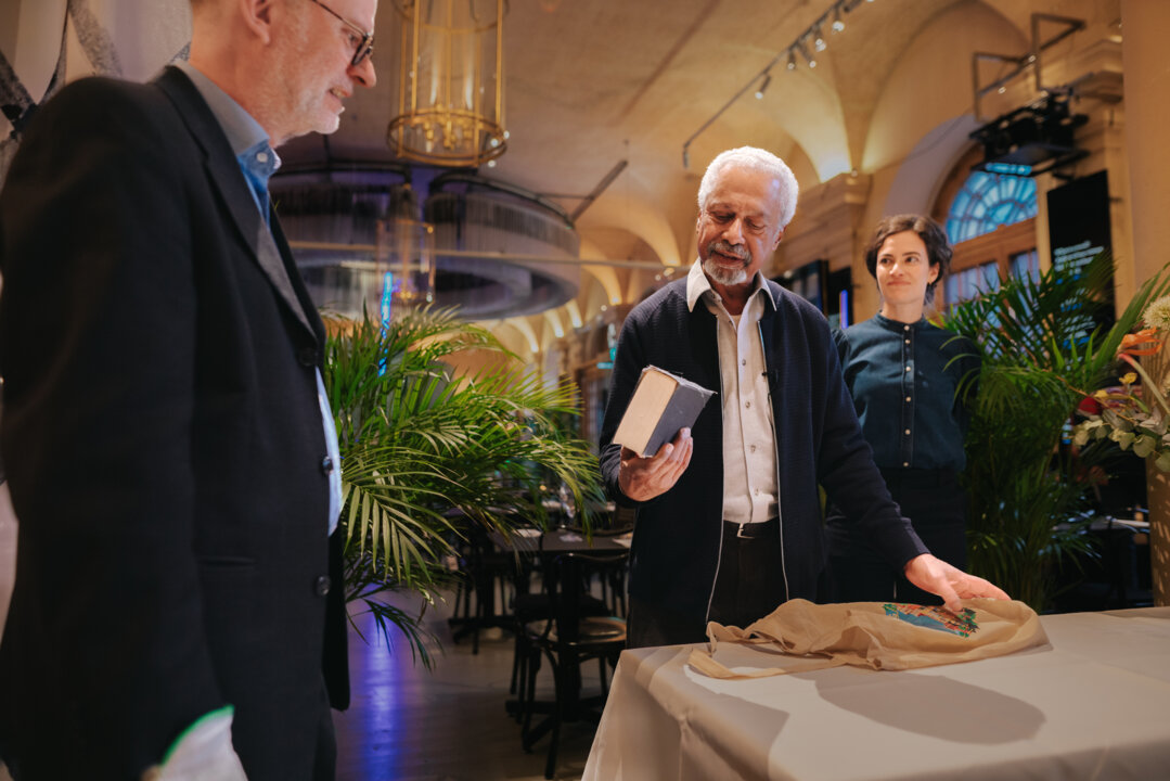 Abdulrazak Gurnah donates a dictionary to the Nobel Prize Museum
