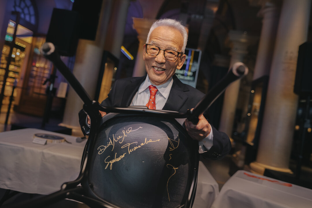 Physics laureate Syukuro Manabe signs a chair