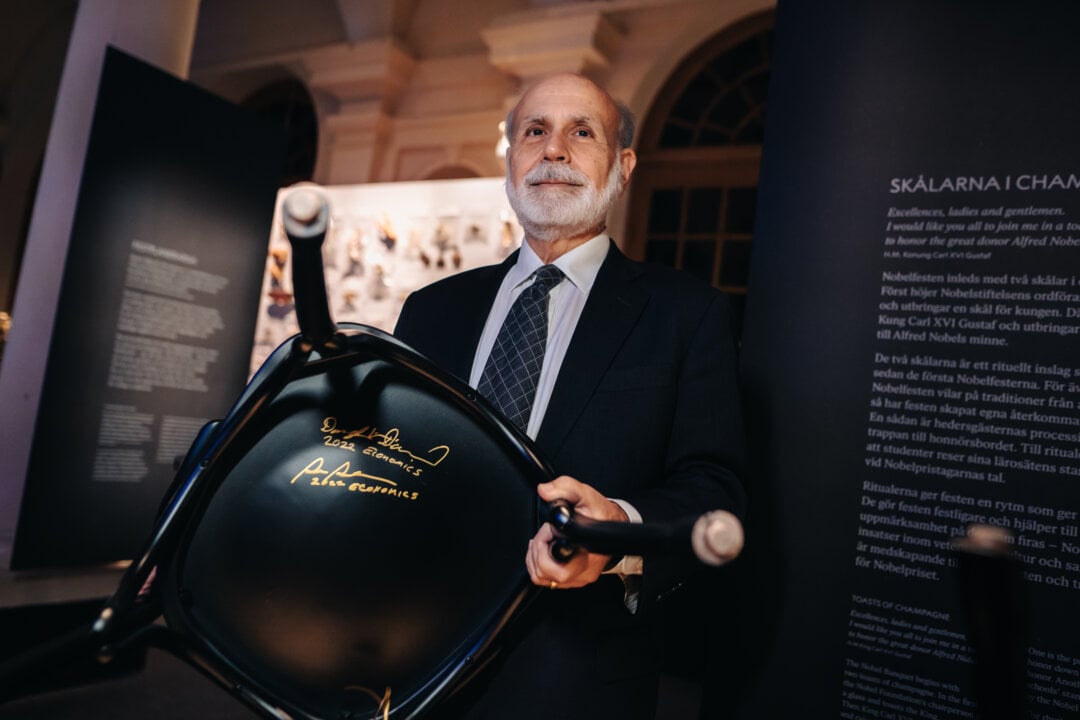 Ben S. Bernanke signs a chair at the museum