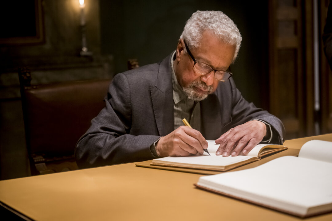 Abdulrazak Gurnah signs the Nobel Foundation's guest book