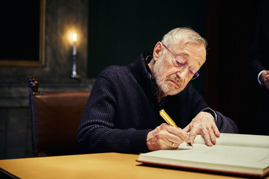 Paul R. Milgrom signs the Nobel Foundation's guest book