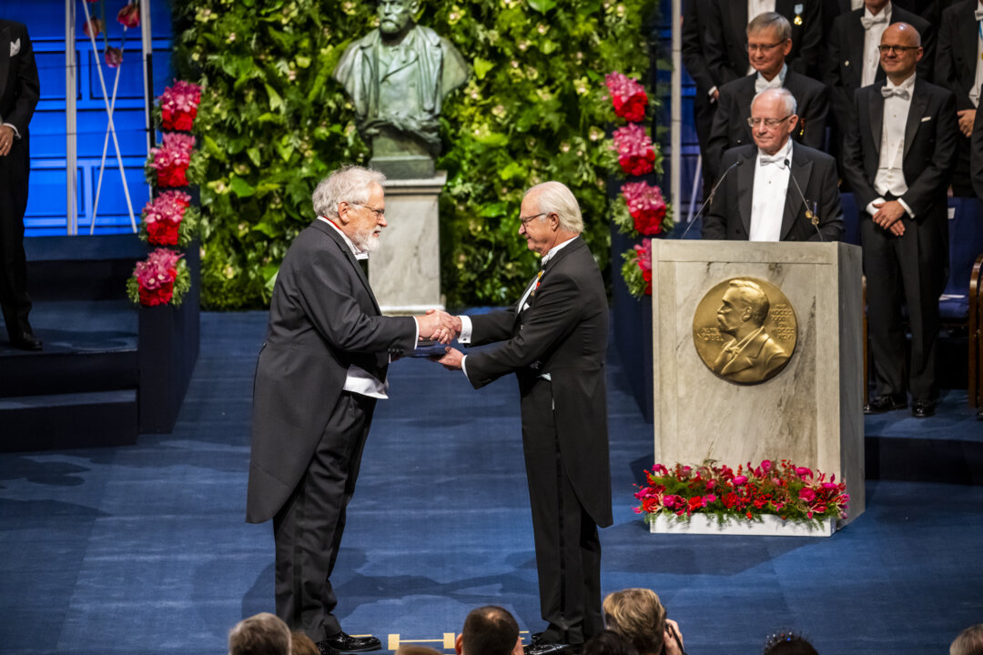 Anton Zeilinger receiving his Nobel Prize
