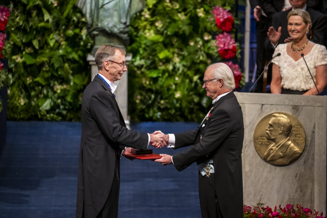 Svante Pääbo receiving his Nobel Prize