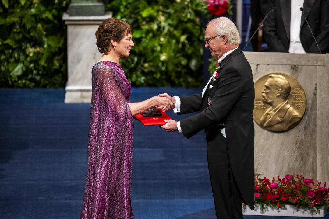 Carolyn Bertozzi receiving her Nobel Prize