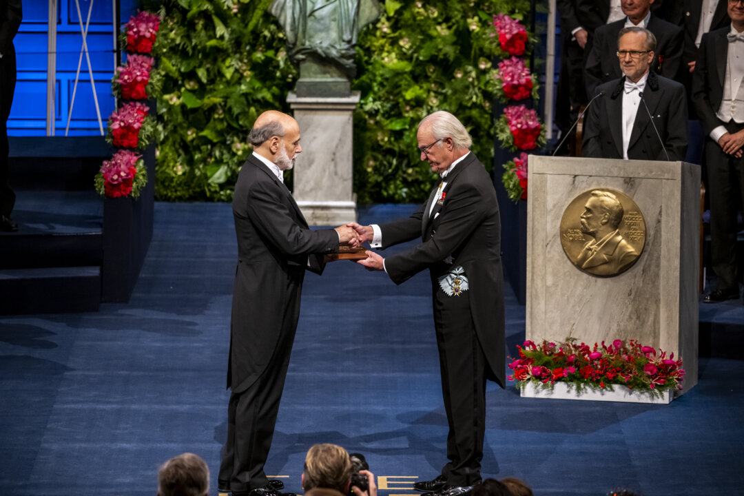 Ben Bernanke receiving his prize