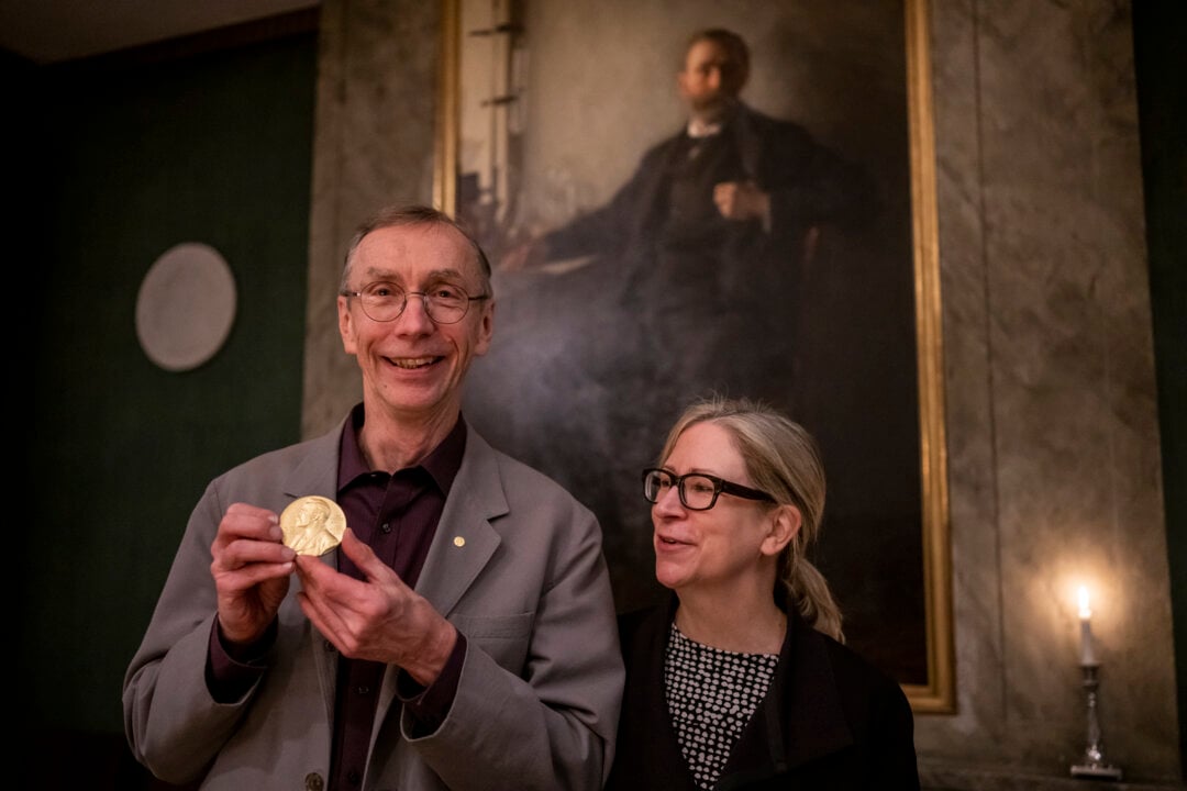 Svante Pääbo showing his Nobel Prize medal