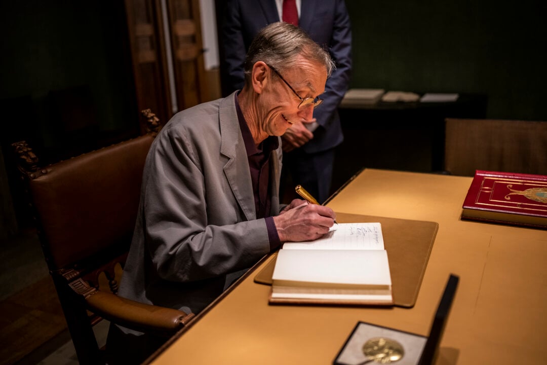 Svante Pääbo signs the Nobel Foundation's guest book