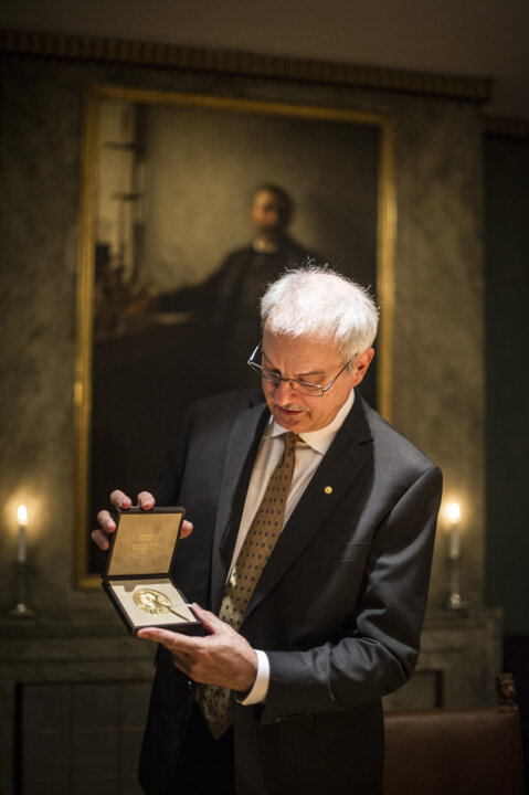 Morten Meldal showing his Nobel Prize medal