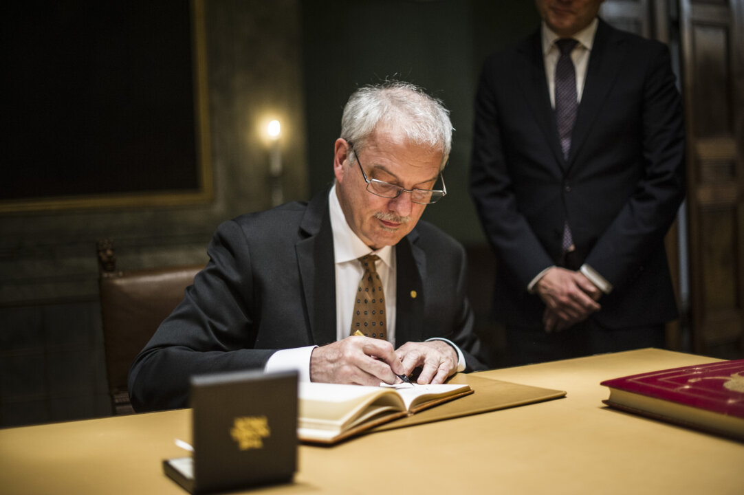 Morten Meldal signs the Nobel Foundation's guest book