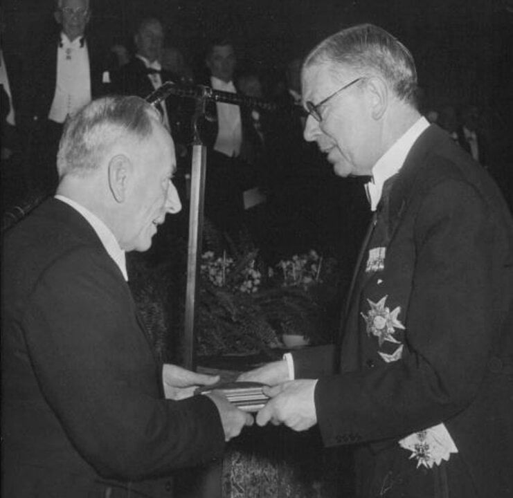 Fritz Zernike receives his Nobel Prize