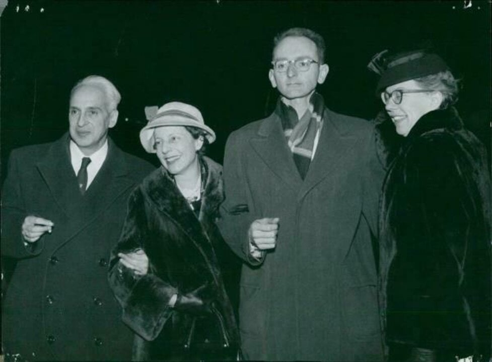 Severo Ochoa and Owen Chamberlain with wives