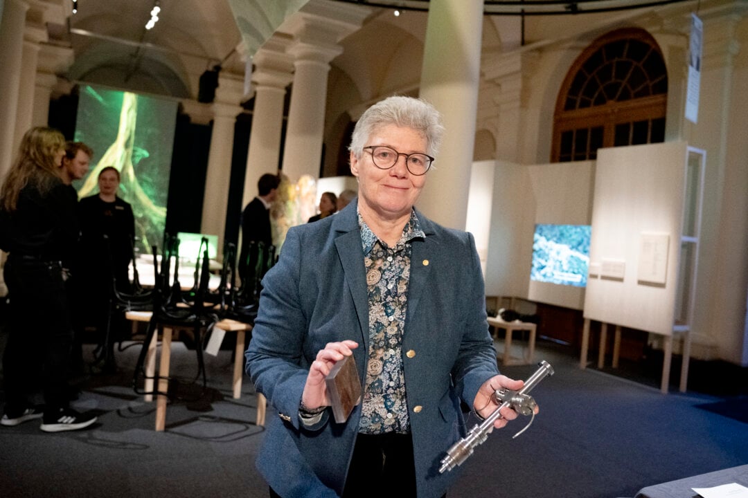 Anne L’Huillier presenting her gift to the Nobel Museum