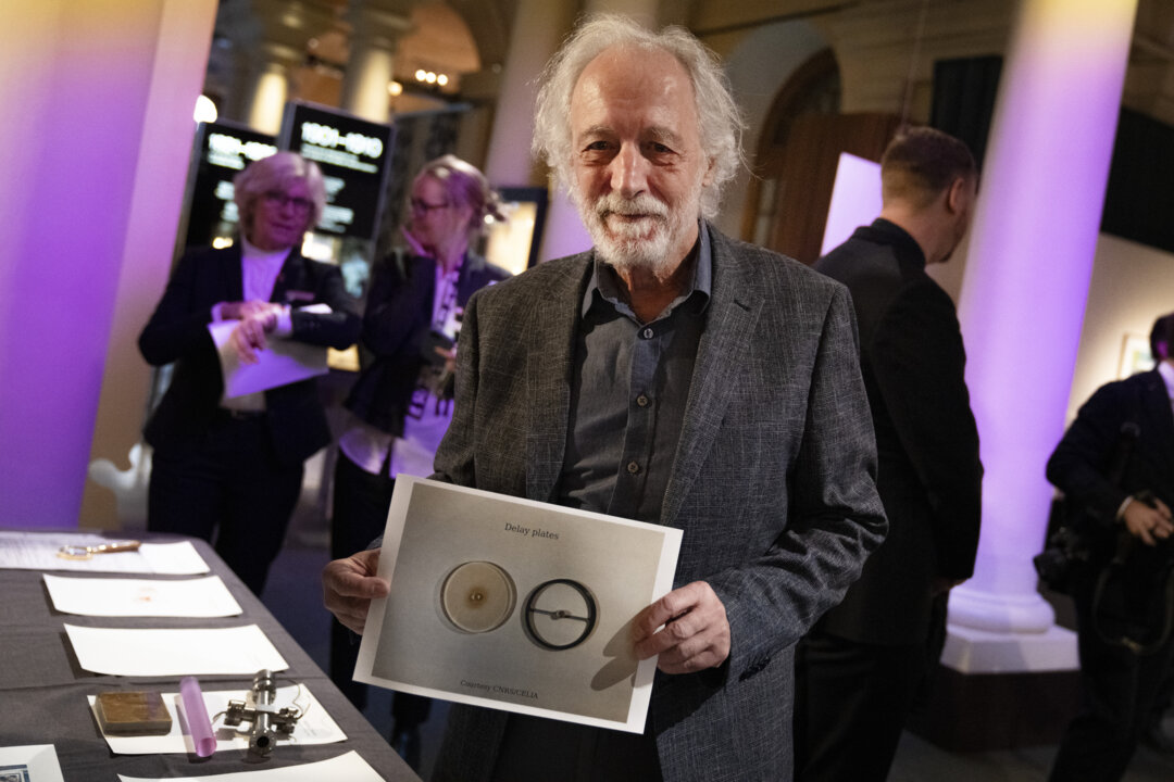 Pierre Agostini presenting his gift to the Nobel Museum