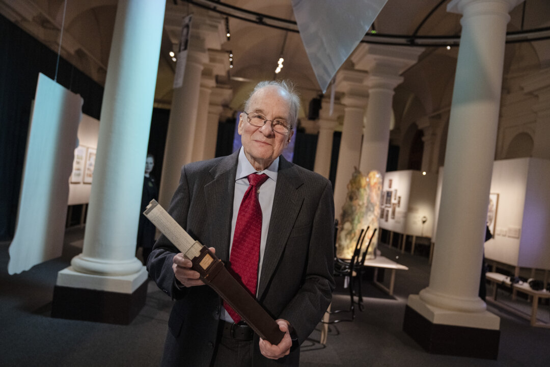 Louis Brus presenting his gift to the Nobel Museum