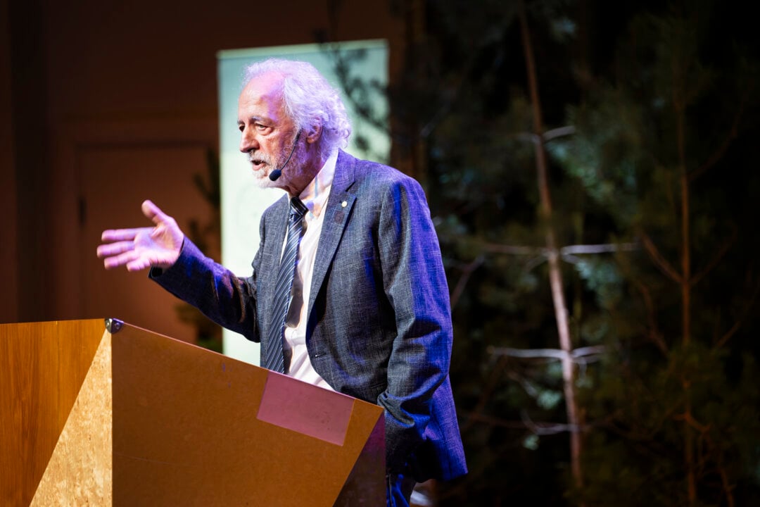 Pierre Agostini delivering his Nobel Prize lecture