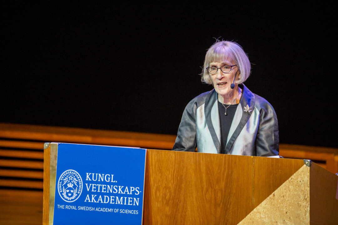 Claudia Goldin delivering her lecture