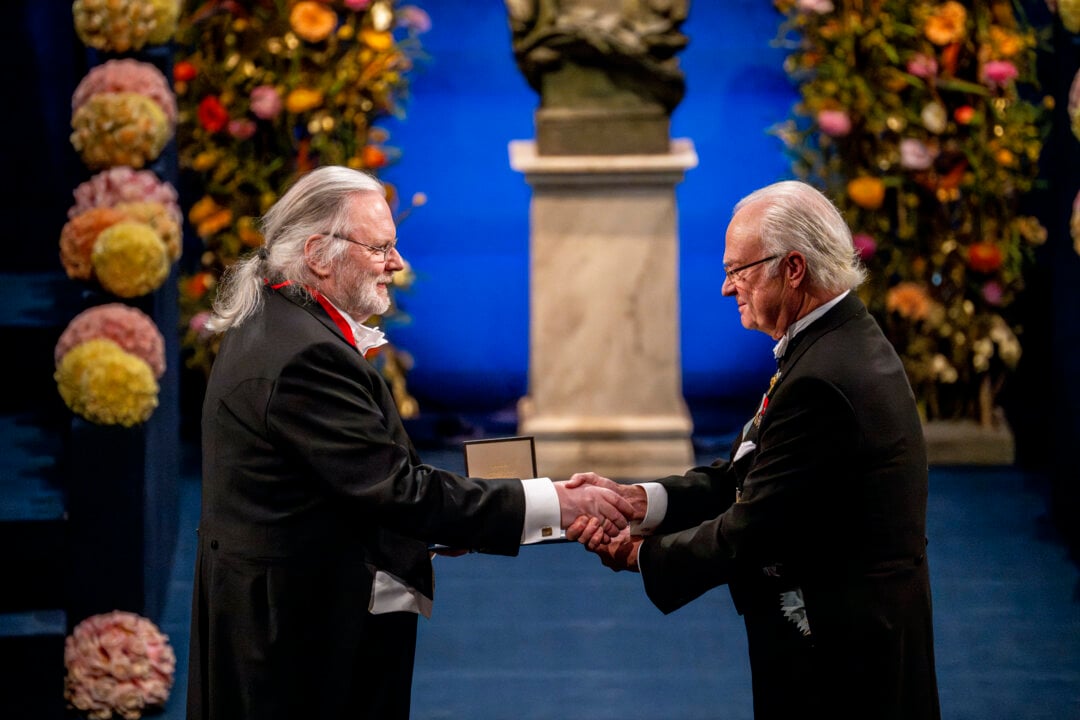 Jon Fosse receiving his Nobel Prize