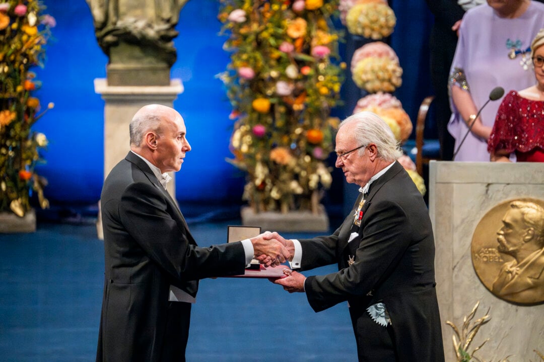Drew Weissman receiving his Nobel Prize