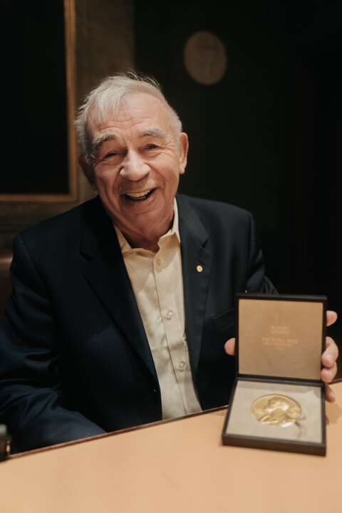 Aleksey Yekimov showing his Nobel Prize medal