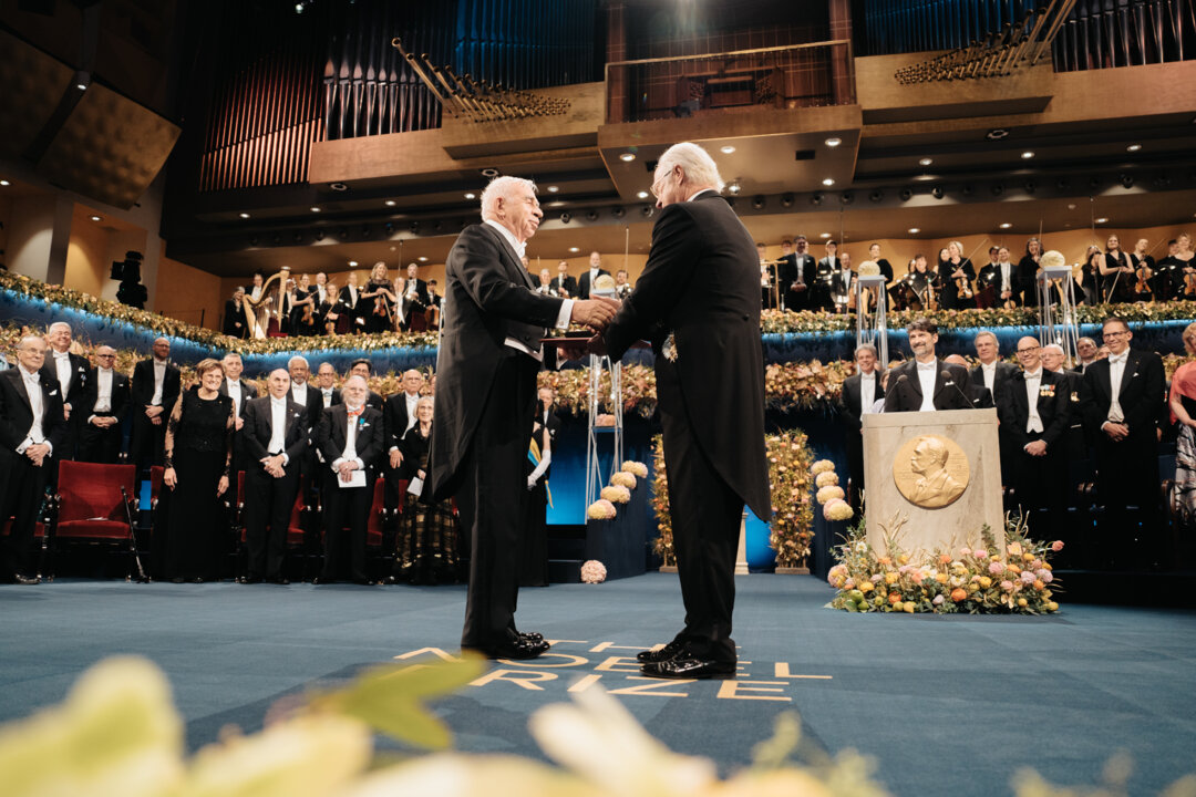 Aleksey Yekimov receiving his Nobel Prize