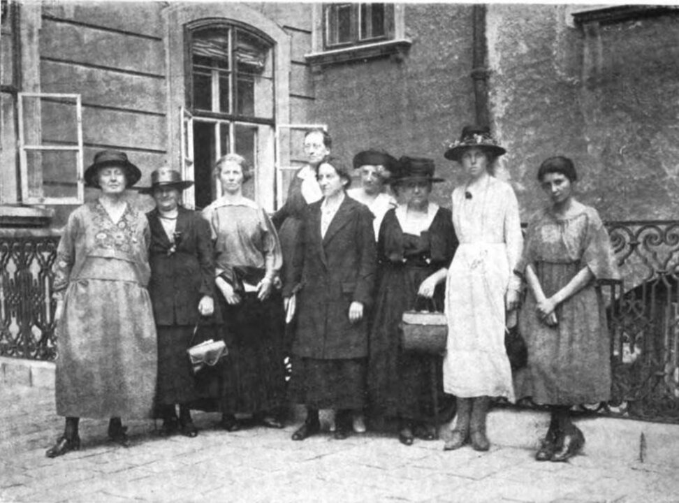 A group of women, 1921