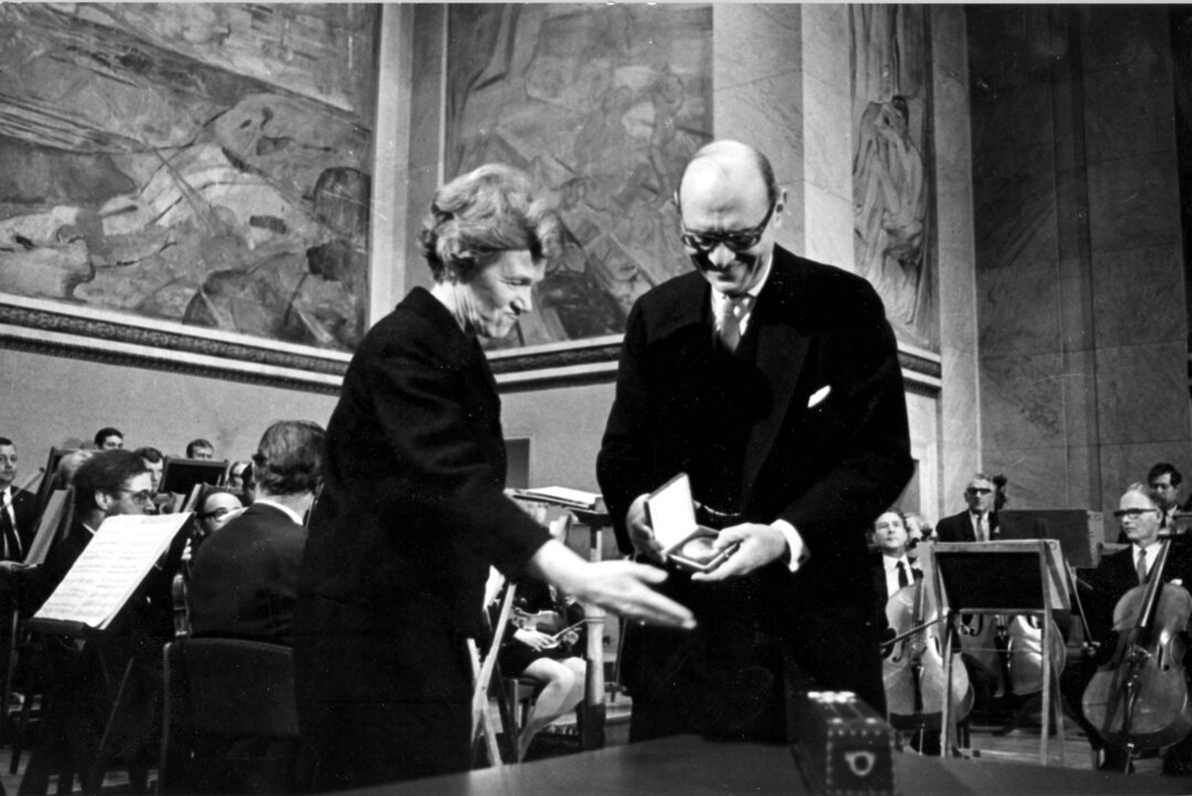 Morse receiving ILO Nobel Prize