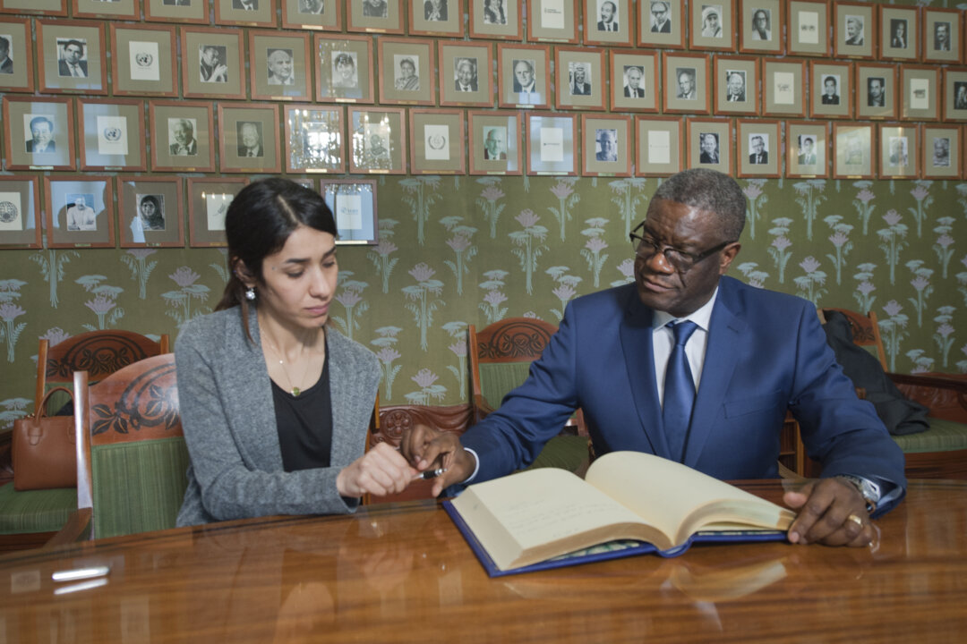 Nadia Murad and Denis Mukwege signing the guestbook