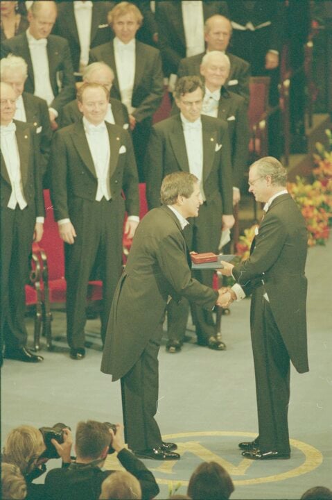 Claude Cohen-Tannoudji receiving his Nobel Prize