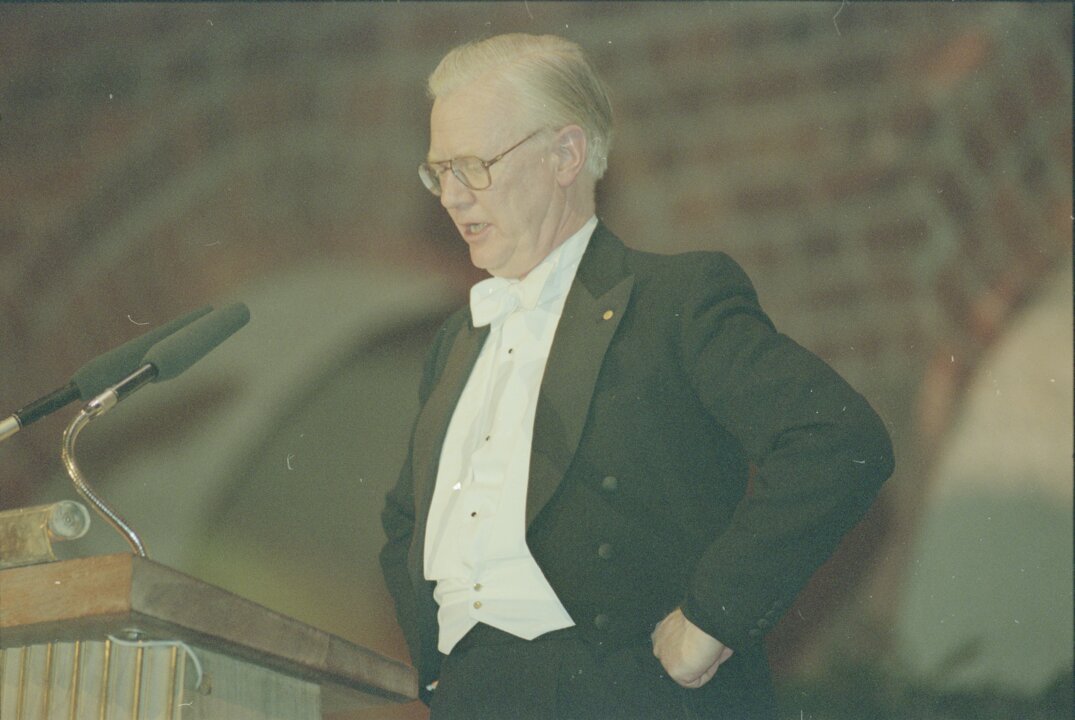 James A. Mirrlees delivering his banquet speech