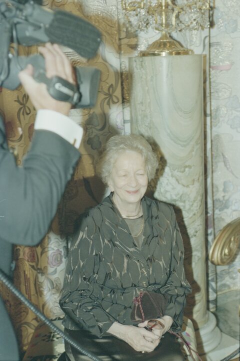 Wisława Szymborska being photographed