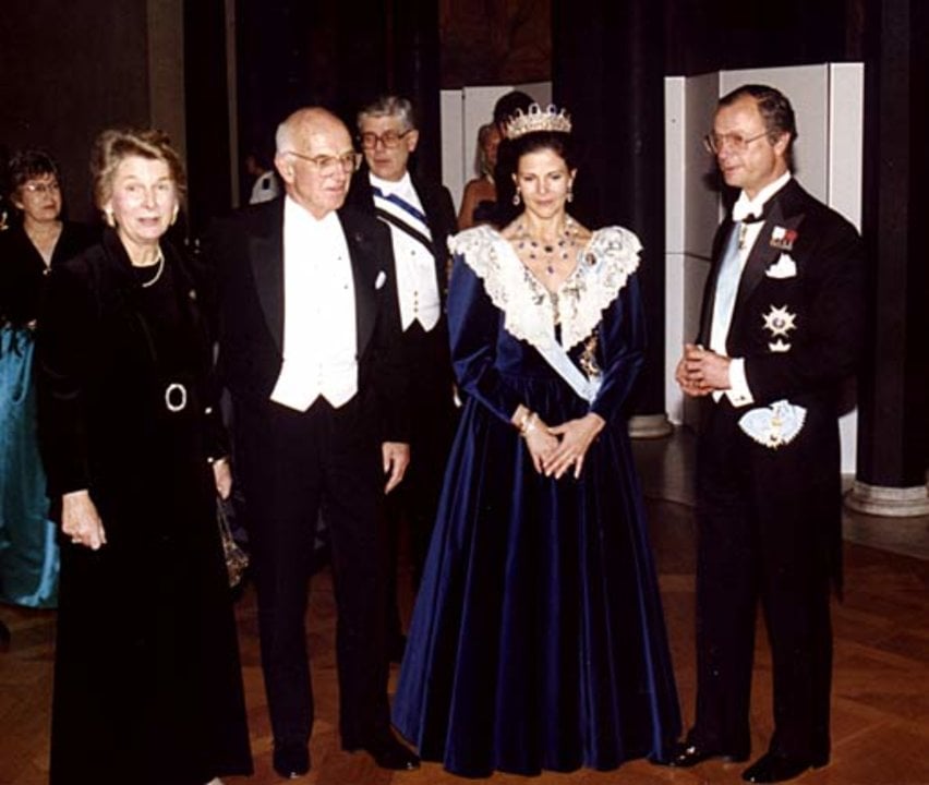 Joseph E. Murray and his wife, Bobby, with Their Majesties King Carl XVI Gustaf (right) and Queen Silvia of Sweden (second from right) at the Nobel Banquet in the Stockholm City Hall, Sweden, on 10 December 1990.