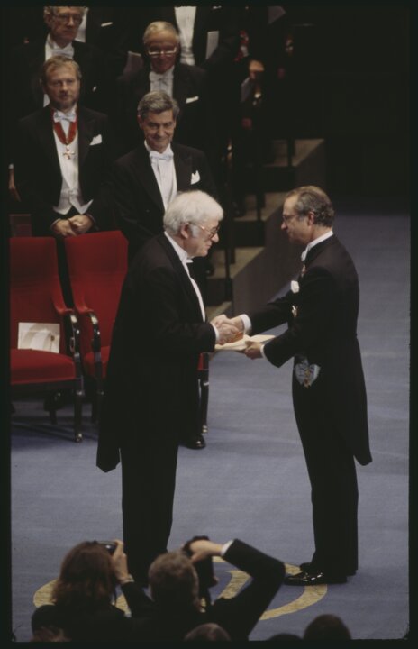 Seamus Heaney receives his prize 1995